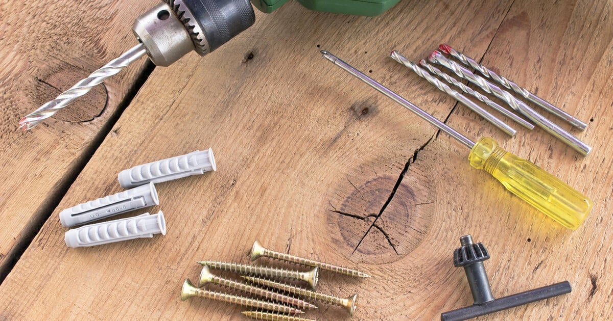 Haus Griff Verkäufe -Haus Griff Verkäufe bohrmaschine bohrer schrauben duebel schraubenzieher auf holzuntergrund 526069623 istock